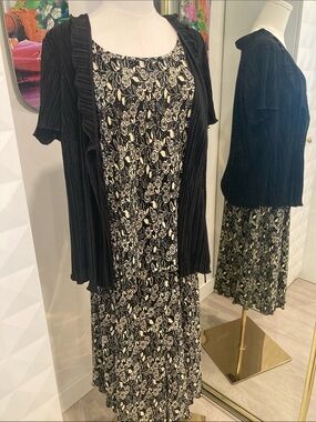 Black & Ivory Floral Skirt Set Size 18/20 with attached Short Sleeve Cardigan